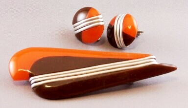 BP159 deco brown/orange bakelite pin & ers